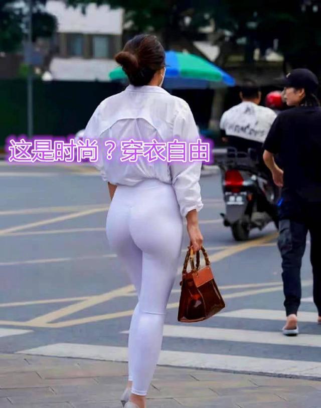 中年女子穿bob半岛体育瑜伽裤逛街路人纷纷侧目网友：这美女的身材绝绝子(图2)