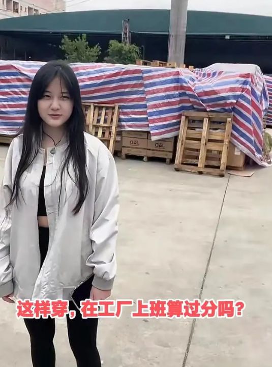 广东女子穿瑜伽服上班遭遇领导批评：男生哪bob半岛官网里还有心思工作(图4)