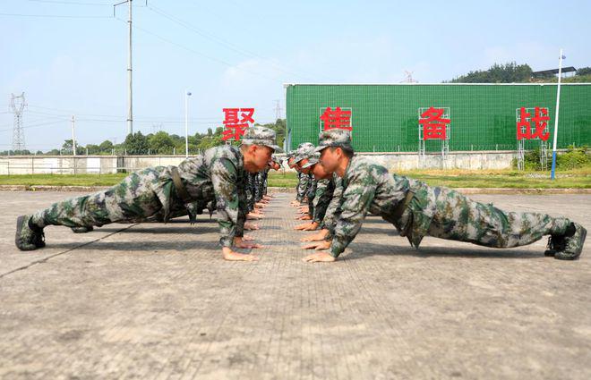 健身房练出的大块肌肉和当兵bob半岛官网2年的士兵比哪个更强一些？(图2)